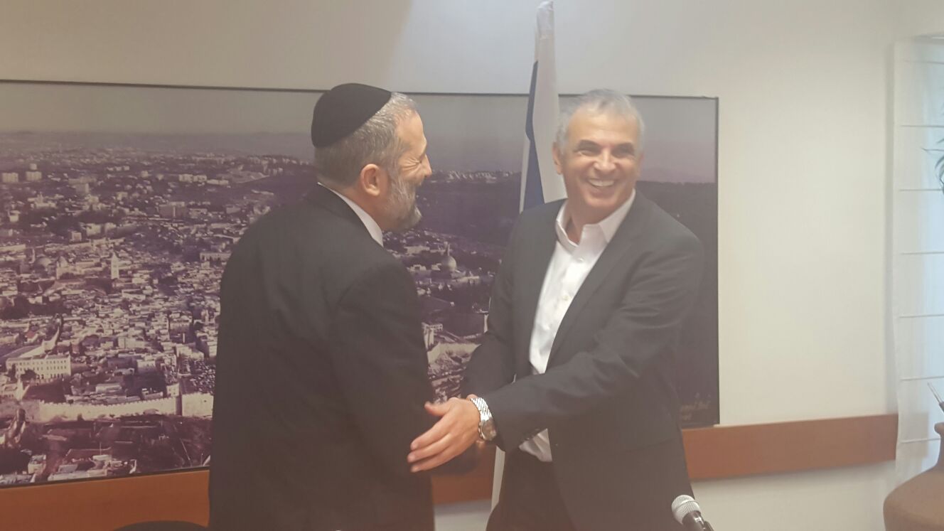 דרעי ל"כיכר השבת": "השקופים היום, פחות שקופים" • צפו