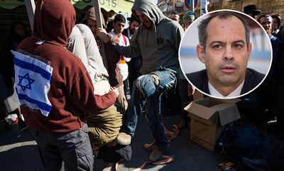 עדי קידר על רקע מייצג העינויים