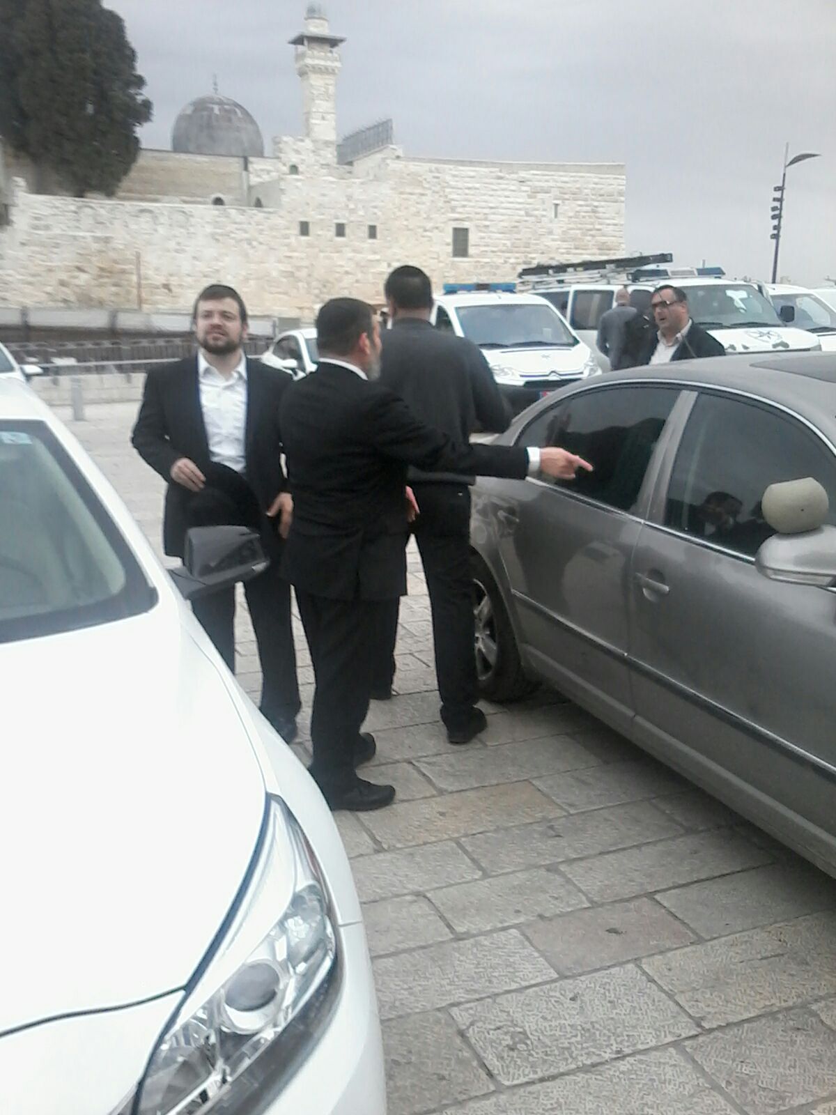 צפו:  לופוליאנסקי התפלל, שר ורקד בכותל המערבי