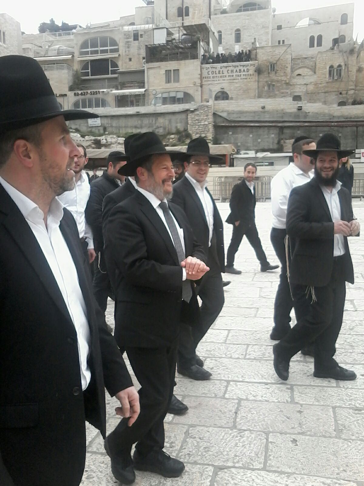 צפו:  לופוליאנסקי התפלל, שר ורקד בכותל המערבי