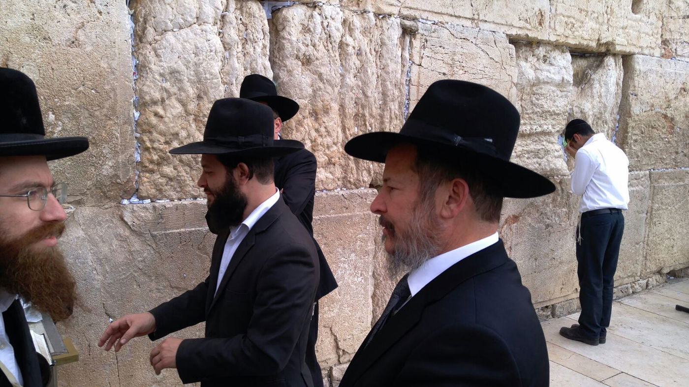 צפו:  לופוליאנסקי התפלל, שר ורקד בכותל המערבי