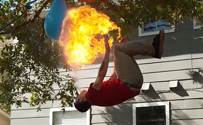בהילוך איטי: יורק אש תוך כדי סלטה לאחור