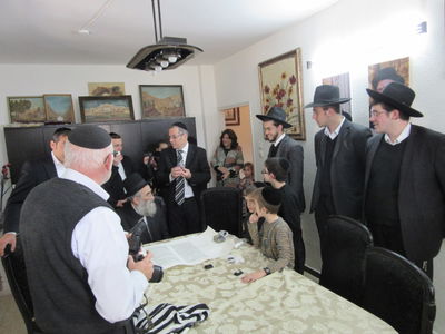 תיעוד: הרב מרקוביץ כתב אות בספר תורה למוסד לילדים מתחזקים