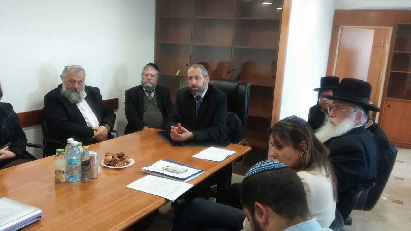 פגישת הרב הראשי ואנשי משרד החינוך, היום