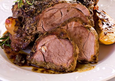 לא באמת מסובך. בשר צלוי עם ארטישוק ירושלמי