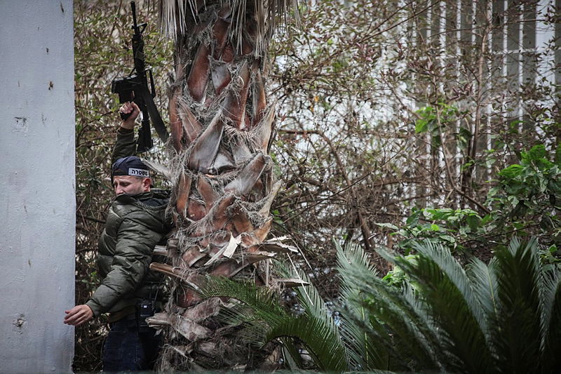 רגעי הפאניקה: שומעים קולות ירי ומסתתרים מתחת לשולחנות