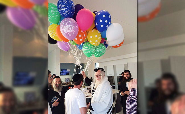 היום יום הולדת: הרב אליעזר ברלנד קיבל בלונים מחסידיו