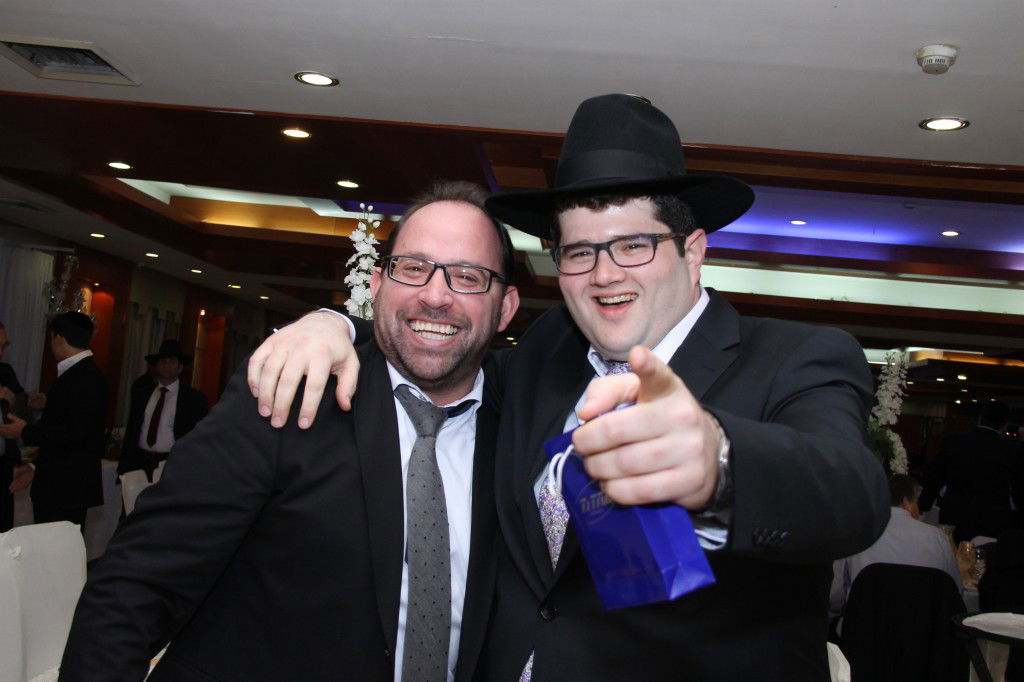 הקלידן של 'המנגנים' מוישי רוט התארס • צפו