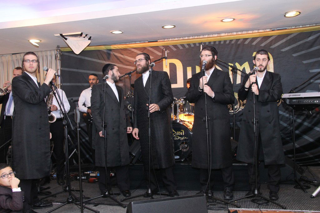 הקלידן של 'המנגנים' מוישי רוט התארס • צפו