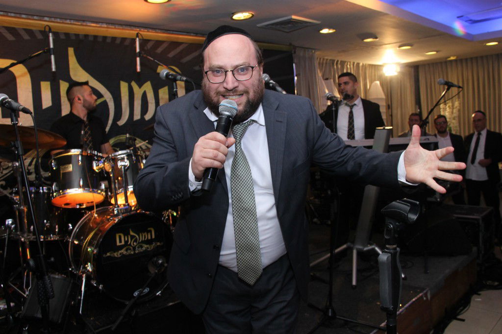 הקלידן של 'המנגנים' מוישי רוט התארס • צפו