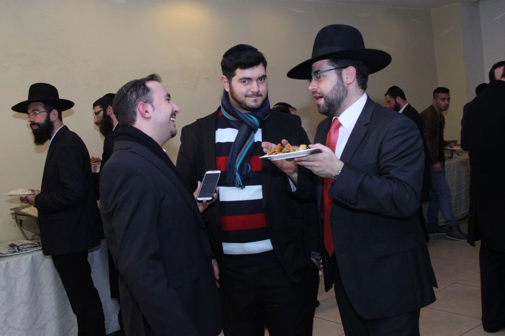 הקלידן של 'המנגנים' מוישי רוט התארס • צפו