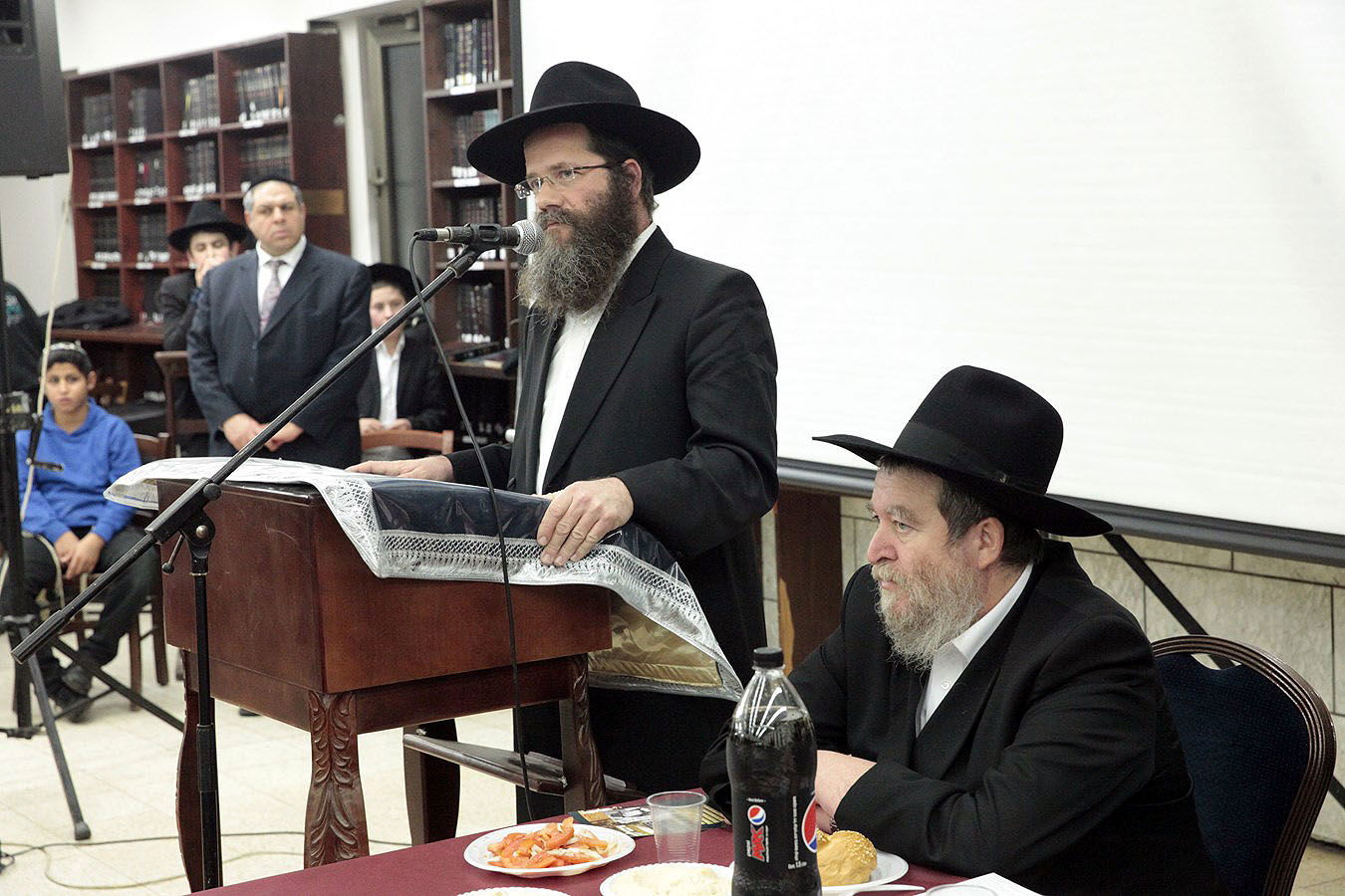 שנה לפטירת רבו של כפר חב"ד הגרמ"ש אשכנזי זצ"ל • גלריה