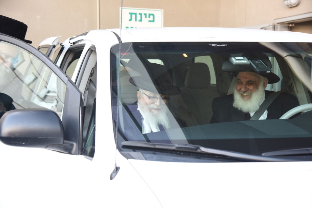 האדמו"ר מסקווירא נחת בישראל • תמונות ראשונות