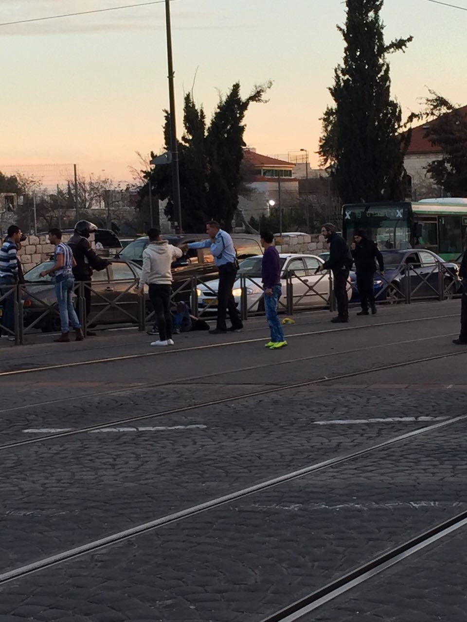 פיגוע סמוך למאה שערים: נערה נפצעה מדקירה, המחבל נורה