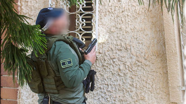 רעולי פנים בנשקים שלופים מחפשים את המחבל • צפו