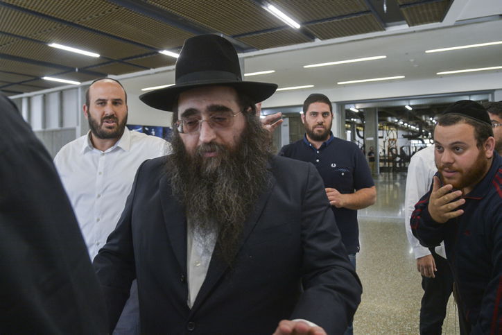 הרב פינטו עם חסידיו. ארכיון