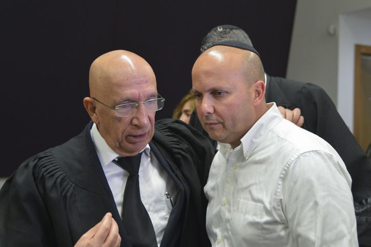 שמעוני עם כיפה בבית המשפט