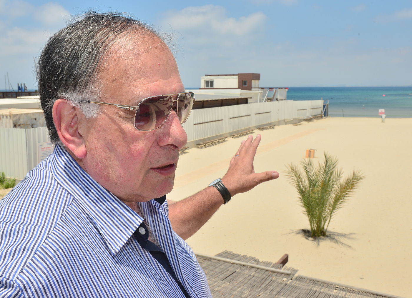 יונה יהב על רקע החוף הנפרד