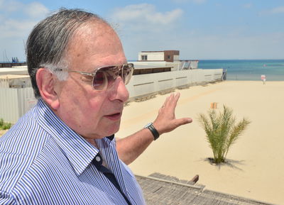 יונה יהב על רקע החוף הנפרד