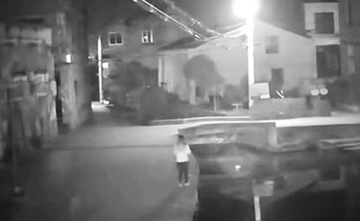 תיעוד מחריד: האישה שנדבקה לטלפון וטבעה למוות