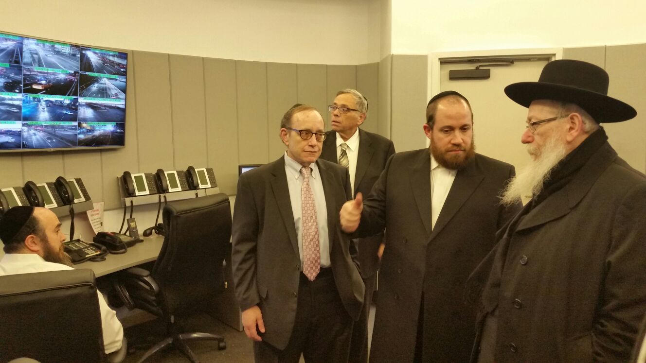 הקונסול הציג לליצמן את הדגל ששרד את מתקפת הטרור