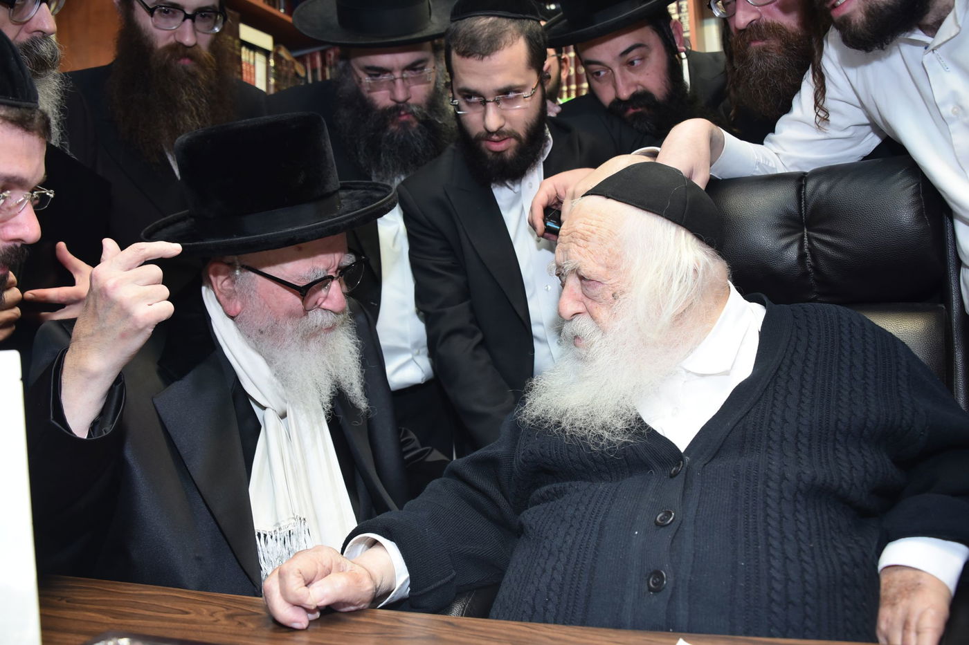 הרבי סיפר לשר התורה: 'למה חרגתי ממנהגי?'