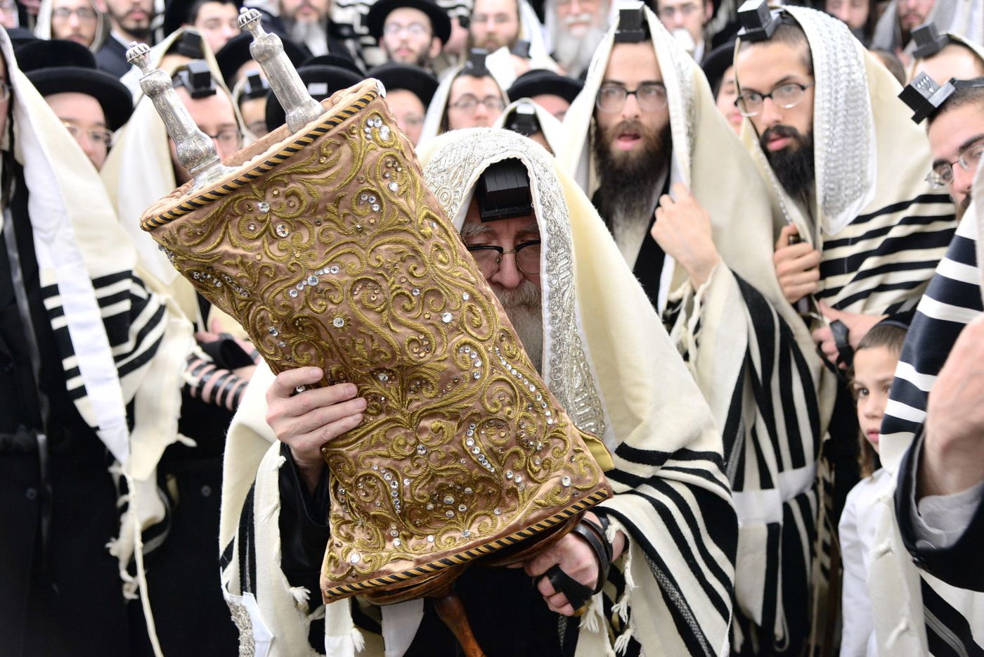 הרבי מסקווירא עם ספר התורה