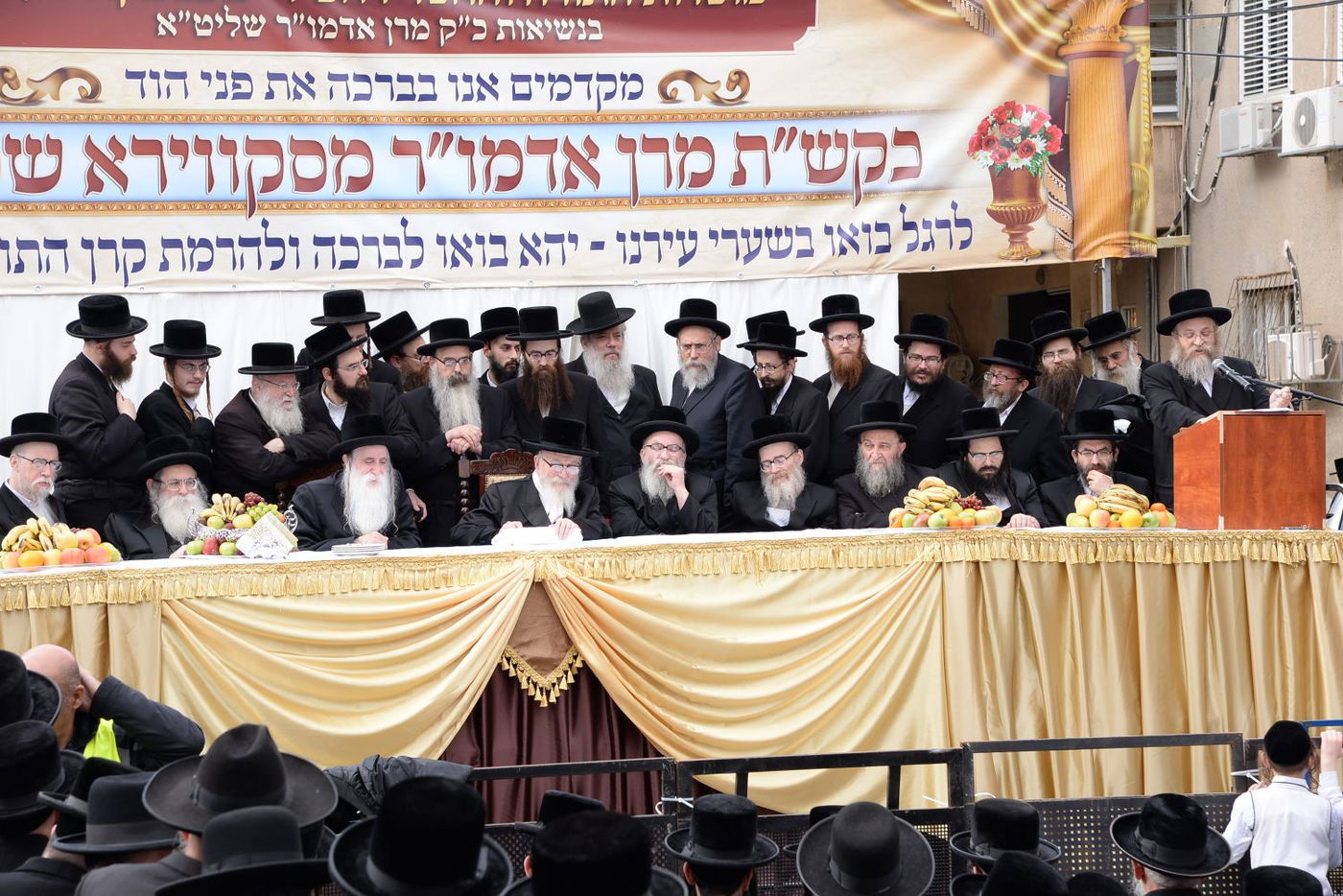 ספר התורה הנדיר הוצא לכבוד הרבי מסקווירא • תמונות