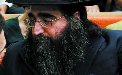 הרב פינטו תקף את גזר הדין נגדו אך הורה לחסידיו "להוריד את הראש"