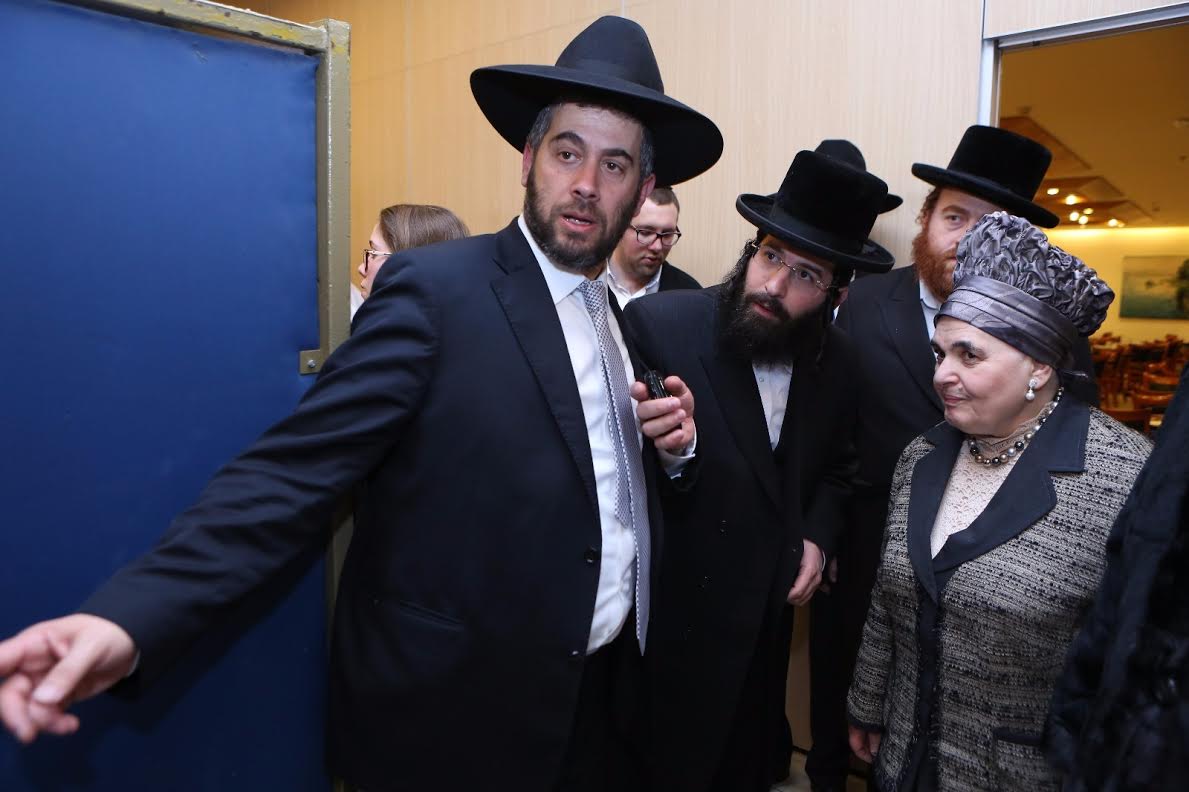 הרבנית מבעלזא עם אבי הכלה