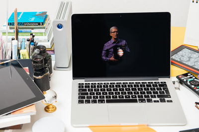 נחשף: זה השכר שמקבל מנכ"ל אפל טים קוק