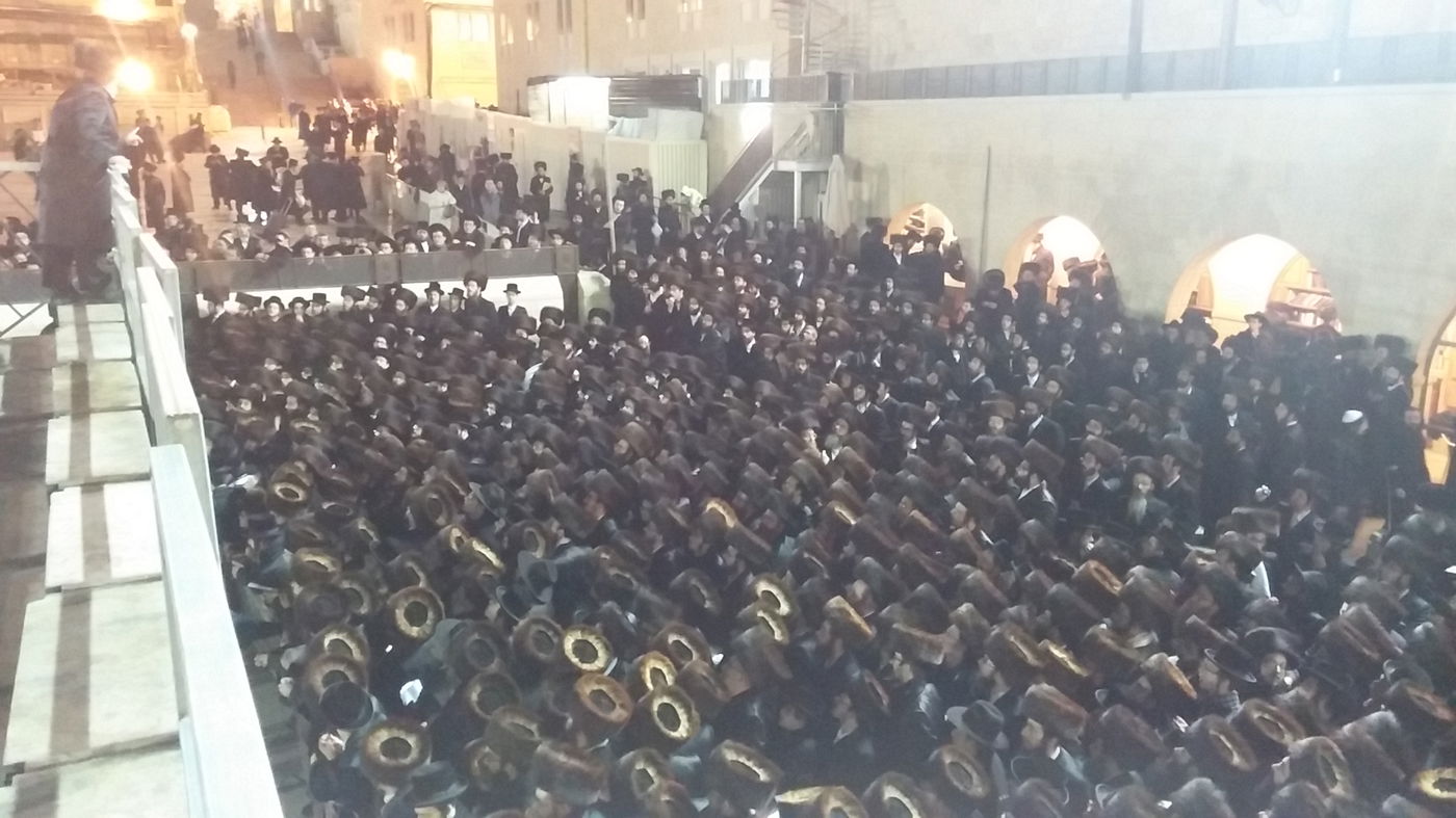 צפו בווידאו: הרבי מסקווירא וחסידיו בכותל המערבי