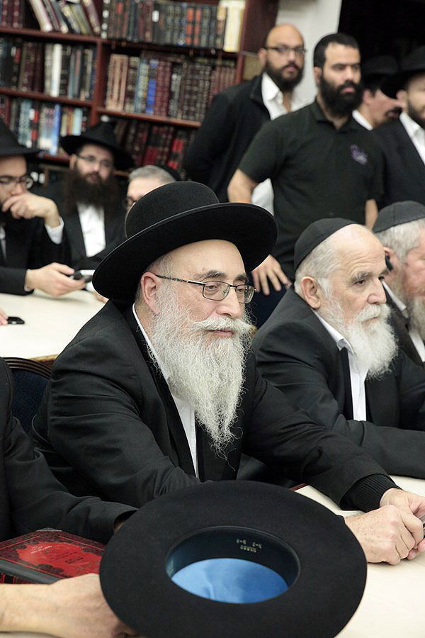 אסיפת בחירות בכפר חב"ד: רב הכפר ביקש שיתמודדו • צפו