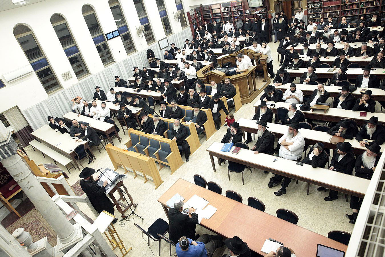 אסיפת בחירות בכפר חב"ד: רב הכפר ביקש שיתמודדו • צפו