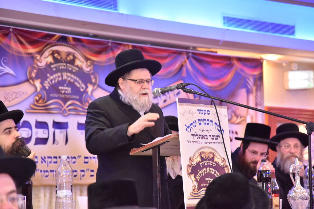 מצטייני ישיבת מכנובקא-בעלזא קיבלו תעודות ומלגות • גלריה