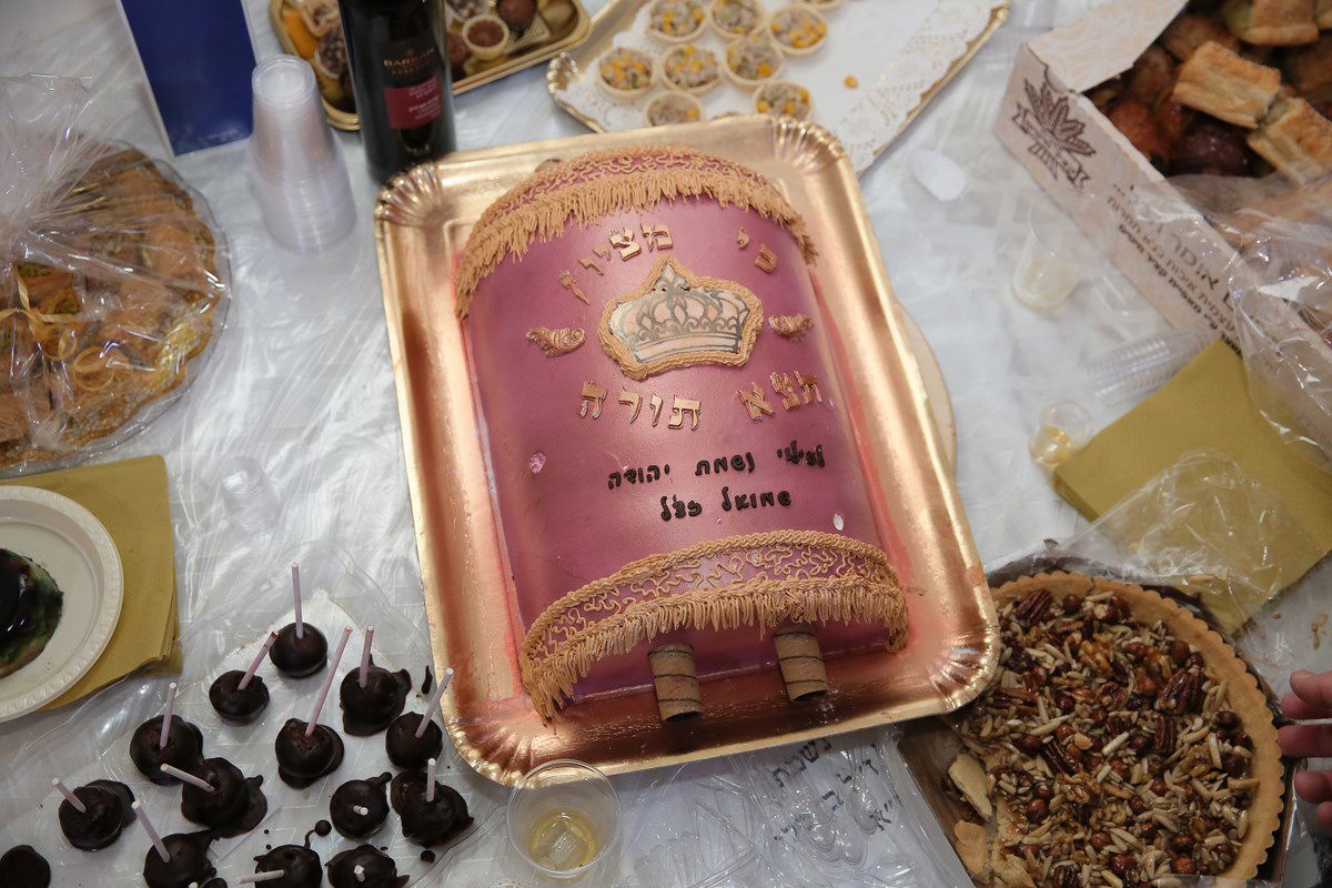 עמי מימון הכניס ספר תורה לעילוי נשמת בנו