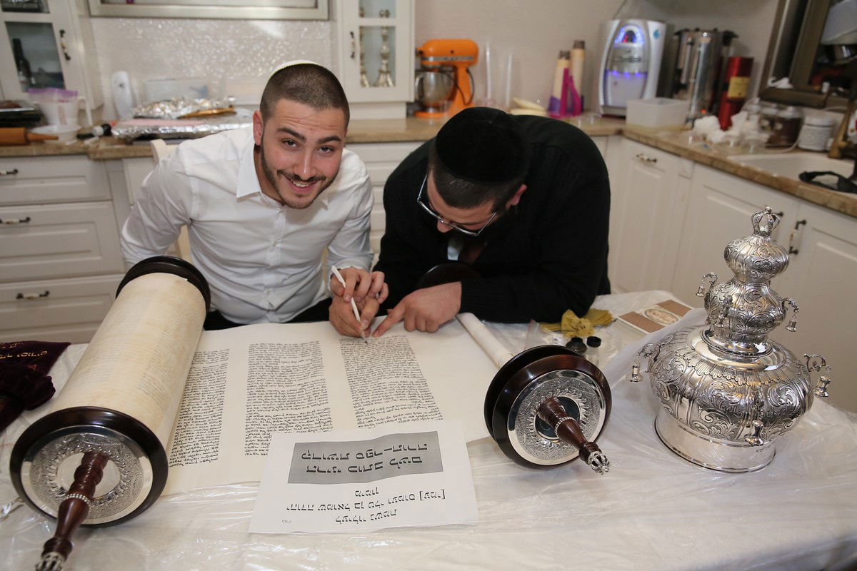 עמי מימון הכניס ספר תורה לעילוי נשמת בנו