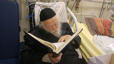 מרן הגר"ח קנייבסקי שוקד על תלמודו בבית החולים, אמש