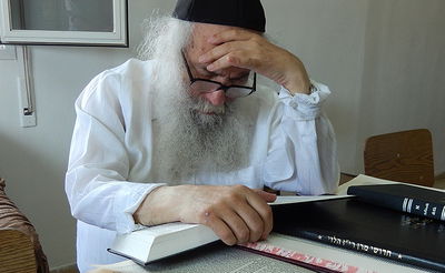 הגרח"ש ליבוביץ שוקד על תלמוודו