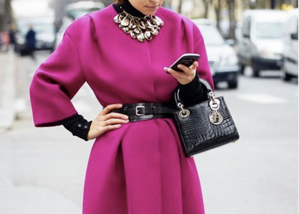 בתוך התיק ממתין מטען