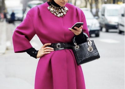 בתוך התיק ממתין מטען