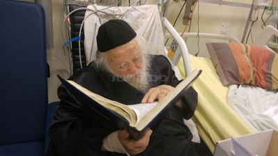 מרן שוקד על תלמודו בבית החולים