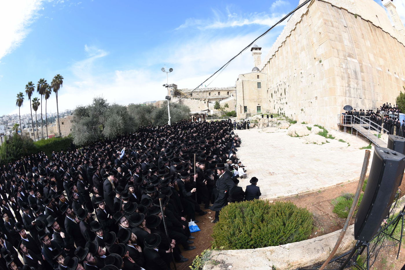 הרבי מסקווירא התפלל בקבר רחל ובמערת המכפלה. צפו