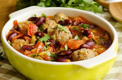 קציצות בשר עם שעועית ברוטב פיקנטי