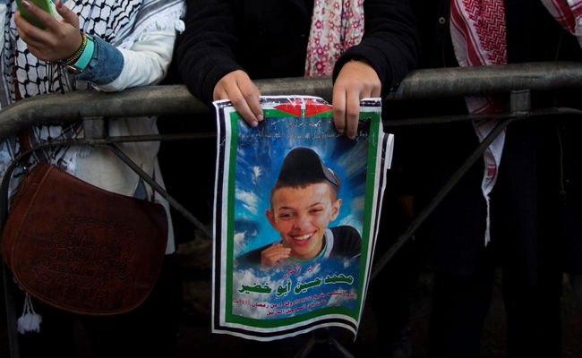 פלסטינים אוחזת בתמונתו של מוחמד אבו חדיר