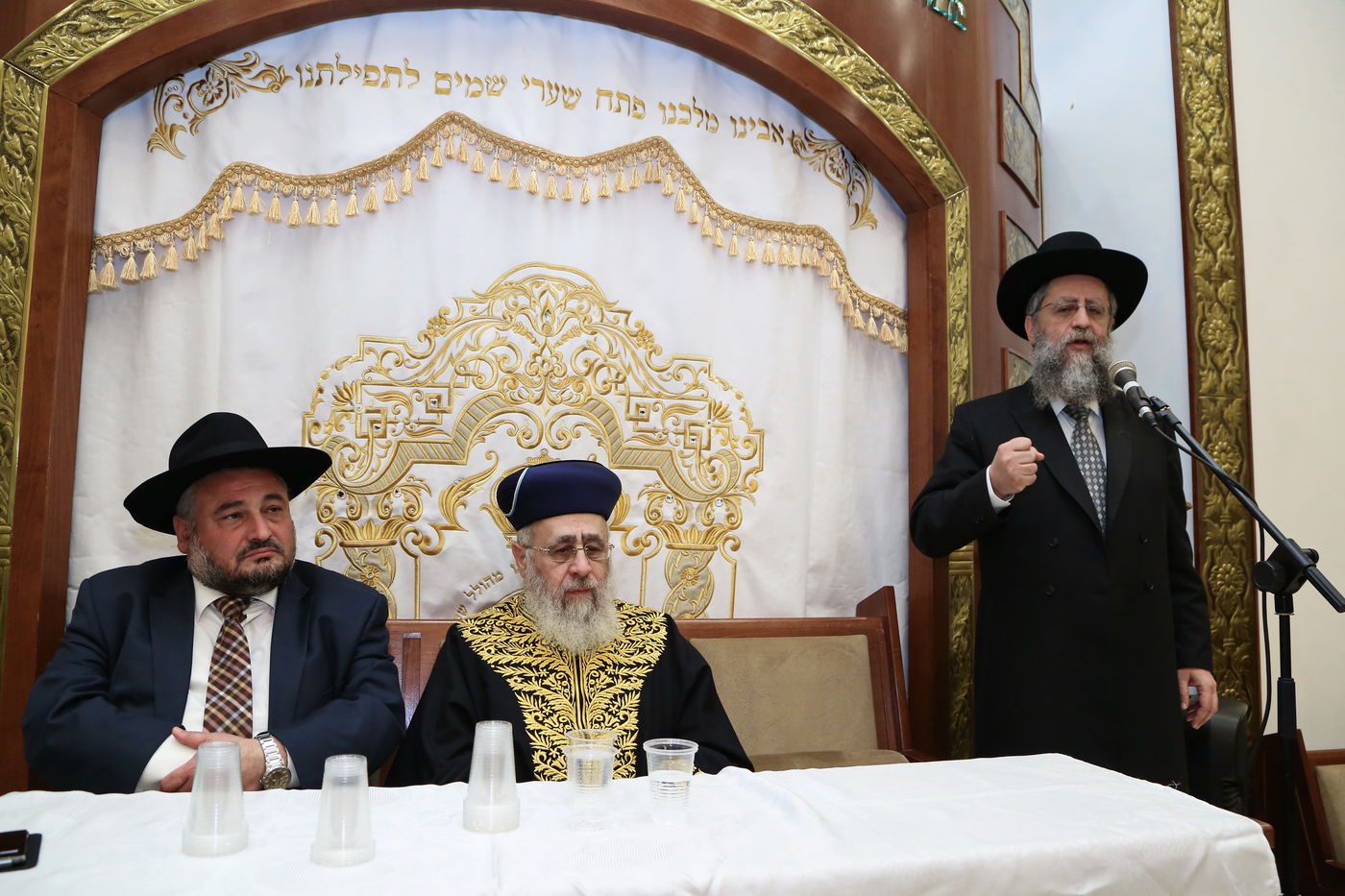 אזכרה לנכד משה אבוטבול; הגר"ר אלבז: "אייפון - ירייה במח"