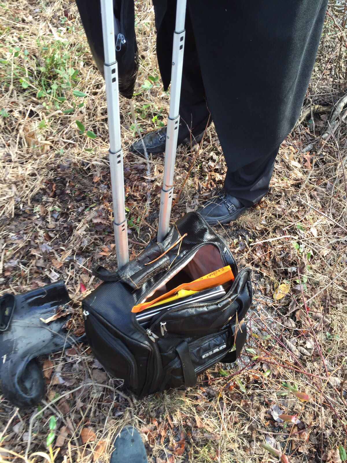 תיעוד: המתנדבים חילצו מהנהר את התיק של איש העסקים