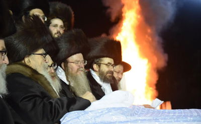 צפו בווידאו: חסידי סקווירא הדליקו את מירון