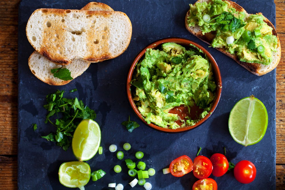ממרח אבוקדו פיקנטי או מטבל עסיסי לצ'יפס