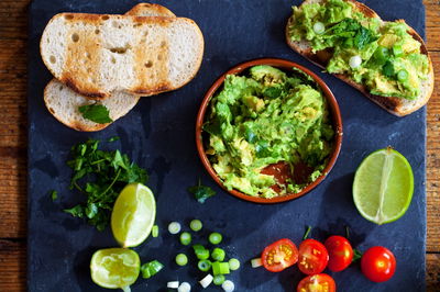 ממרח אבוקדו פיקנטי או מטבל עסיסי לצ'יפס
